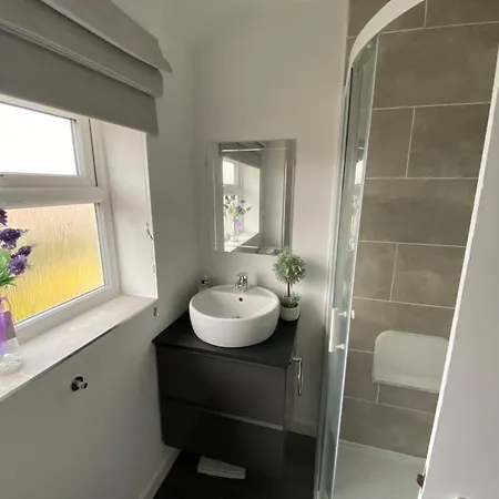 The Marlene - Lovely 3-Bed Home - Free Wifi & Parking - Short Or Long Stays Burton-upon-Trent Exterior photo