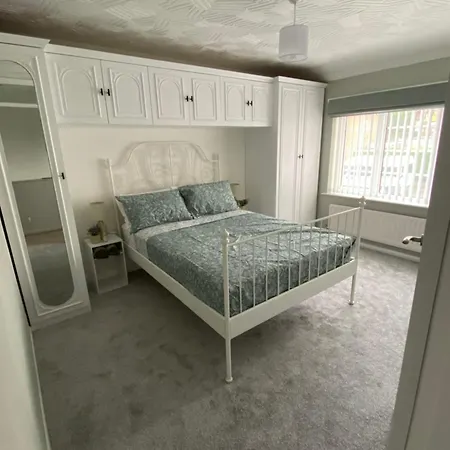 The Marlene - Lovely 3-Bed Home - Free Wifi & Parking - Short Or Long Stays Burton-upon-Trent Exterior photo