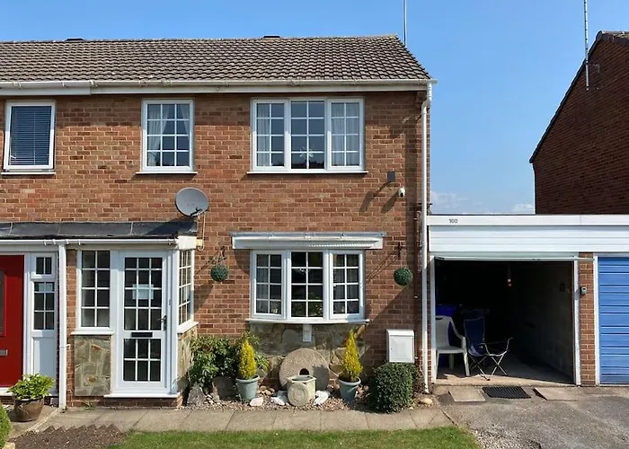 The Marlene - Lovely 3-Bed Home - Free Wifi & Parking - Short Or Long Stays