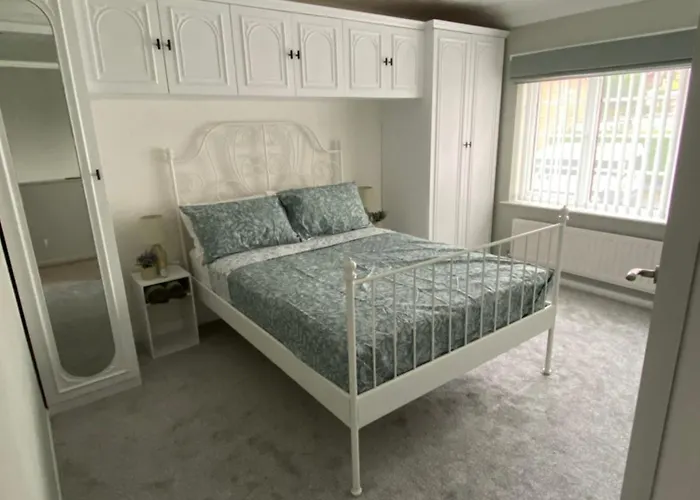 The Marlene - Lovely 3-Bed Home - Free Wifi & Parking - Short Or Long Stays