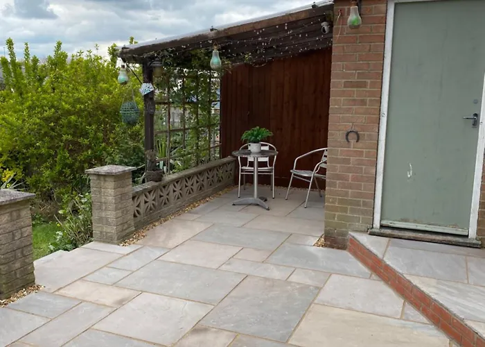 The Marlene - Lovely 3-Bed Home - Free Wifi & Parking - Short Or Long Stays